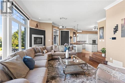 7429 Carter Road, Ottawa, ON - Indoor Photo Showing Living Room