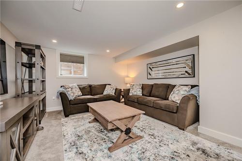 976 Danforth Avenue, Burlington, ON - Indoor Photo Showing Living Room