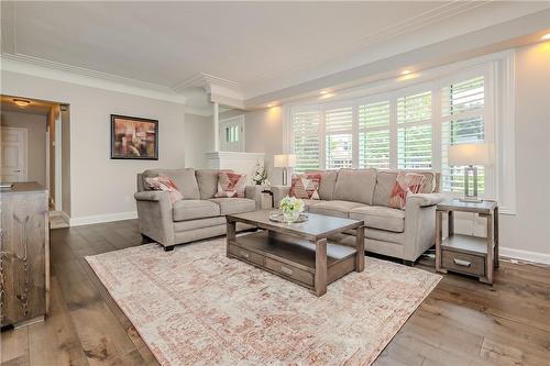 976 Danforth Avenue, Burlington, ON - Indoor Photo Showing Living Room