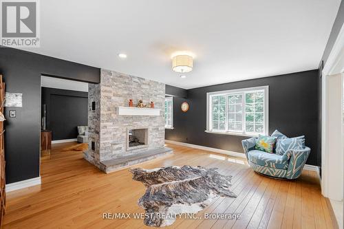 7 Stewart Crescent, Essa (Thornton), ON - Indoor Photo Showing Living Room With Fireplace