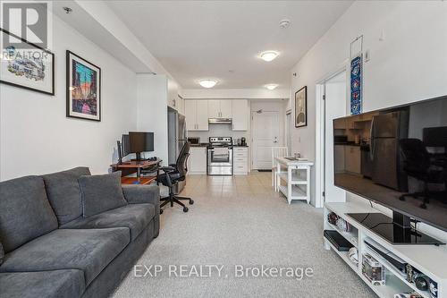 519 - 2486 Old Bronte Road, Oakville, ON - Indoor Photo Showing Living Room