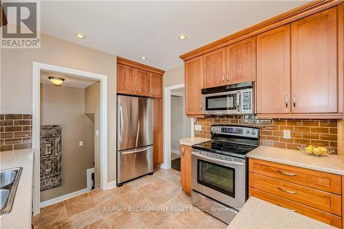 976 Danforth Avenue S, Burlington (Bayview), ON - Indoor Photo Showing Kitchen