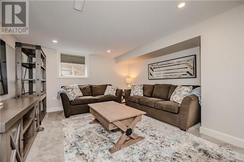 976 Danforth Avenue S, Burlington, ON - Indoor Photo Showing Living Room