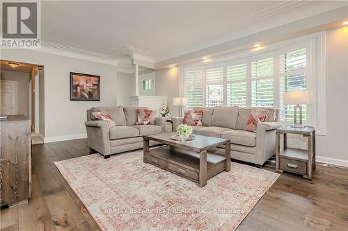 976 Danforth Avenue S, Burlington, ON - Indoor Photo Showing Living Room