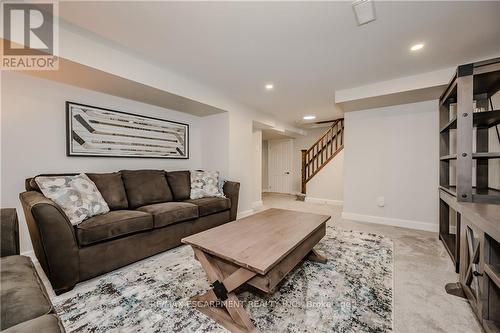 976 Danforth Avenue S, Burlington, ON - Indoor Photo Showing Living Room