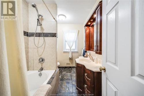 465 Roselawn Drive, Windsor, ON - Indoor Photo Showing Bathroom