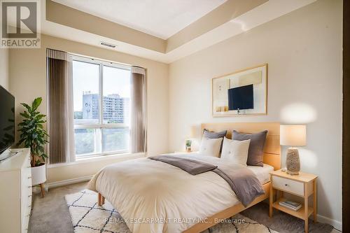 801 - 3000 Creekside Drive, Hamilton, ON - Indoor Photo Showing Bedroom