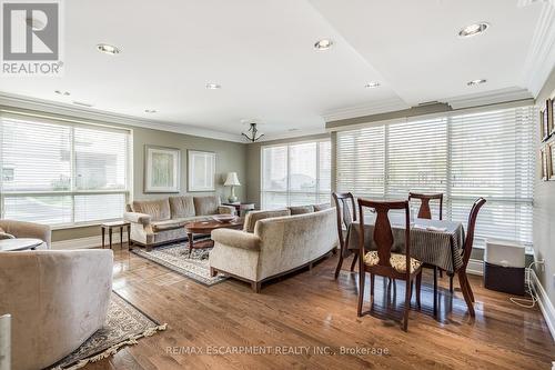 801 - 3000 Creekside Drive, Hamilton, ON - Indoor Photo Showing Living Room