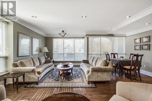 801 - 3000 Creekside Drive, Hamilton, ON - Indoor Photo Showing Living Room