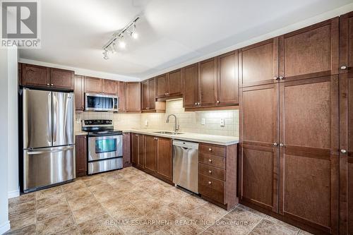 801 - 3000 Creekside Drive, Hamilton, ON - Indoor Photo Showing Kitchen