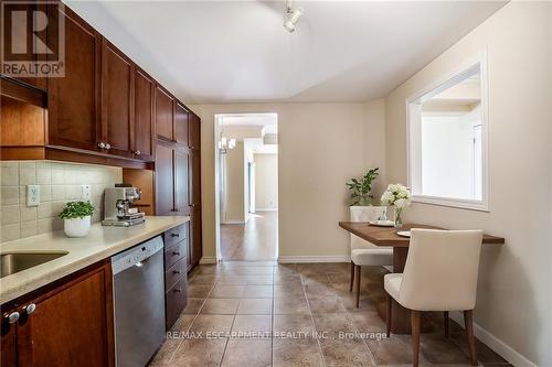 801 - 3000 Creekside Drive, Hamilton, ON - Indoor Photo Showing Kitchen