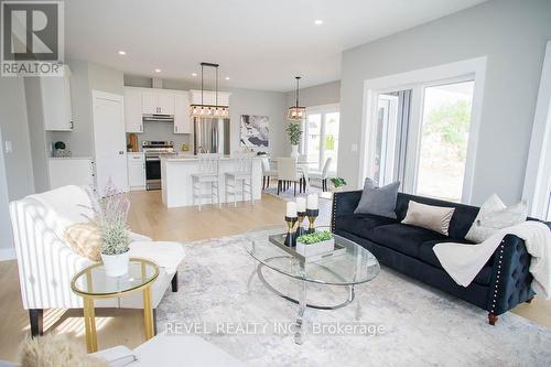 7A Yeager Avenue, Norfolk, ON - Indoor Photo Showing Living Room