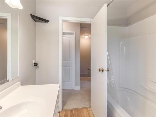 2001/2003 Northfield Rd, Nanaimo, BC - Indoor Photo Showing Bathroom