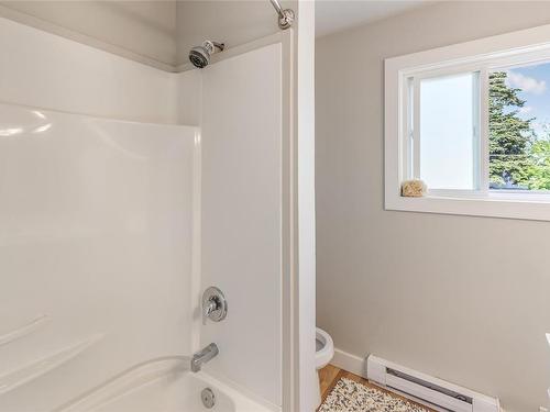 2001/2003 Northfield Rd, Nanaimo, BC - Indoor Photo Showing Bathroom