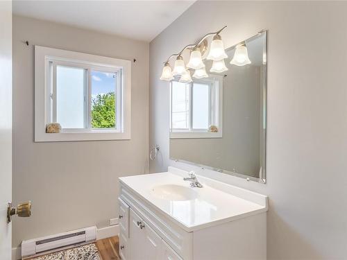 2001/2003 Northfield Rd, Nanaimo, BC - Indoor Photo Showing Bathroom