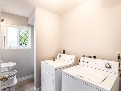 2001/2003 Northfield Rd, Nanaimo, BC - Indoor Photo Showing Laundry Room