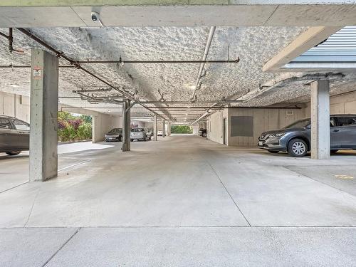 302-129 Back Rd, Courtenay, BC - Indoor Photo Showing Garage