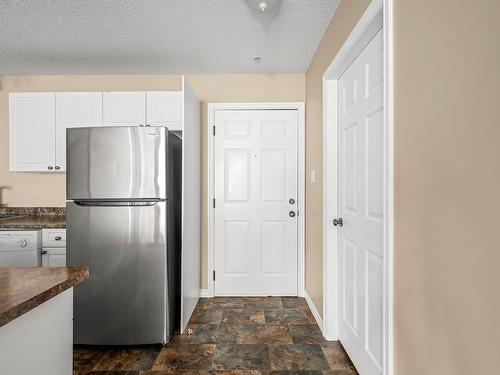 302-129 Back Rd, Courtenay, BC - Indoor Photo Showing Kitchen