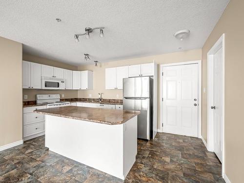 302-129 Back Rd, Courtenay, BC - Indoor Photo Showing Kitchen