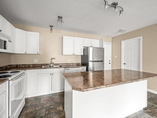 302-129 Back Rd, Courtenay, BC - Indoor Photo Showing Kitchen With Double Sink