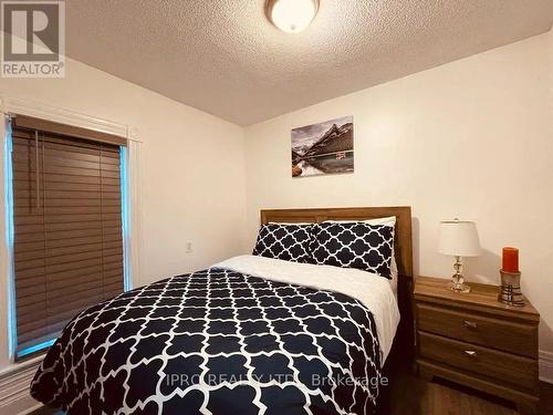 4740 Zimmerman Avenue, Niagara Falls, ON - Indoor Photo Showing Bedroom