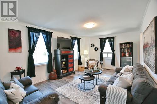 148 Marsh Street, Blue Mountains, ON - Indoor Photo Showing Living Room