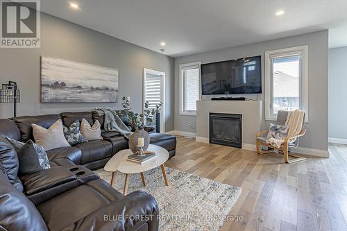 25 Mill Pond Crescent, Thames Centre (Dorchester), ON - Indoor Photo Showing Living Room With Fireplace