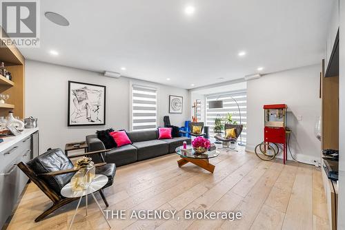 3062 Bayview Avenue, Toronto (Willowdale East), ON - Indoor Photo Showing Living Room