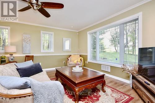 1236 Golden Beach Road, Bracebridge, ON - Indoor Photo Showing Living Room