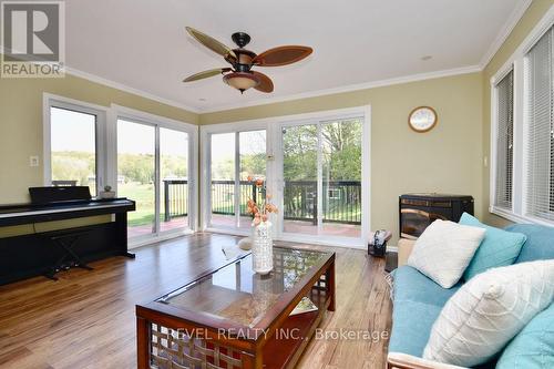 1236 Golden Beach Road, Bracebridge, ON - Indoor Photo Showing Living Room