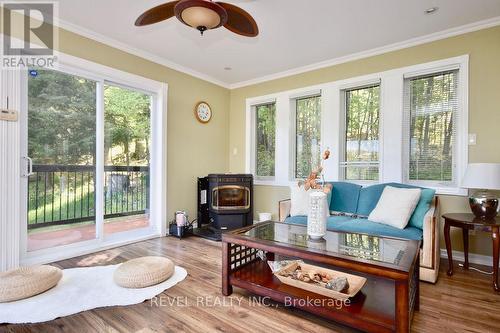 1236 Golden Beach Road, Bracebridge, ON - Indoor Photo Showing Living Room