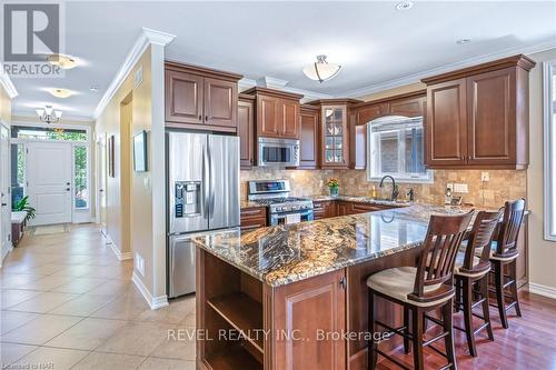 33 Hickory Avenue, Niagara-On-The-Lake, ON - Indoor Photo Showing Kitchen With Upgraded Kitchen