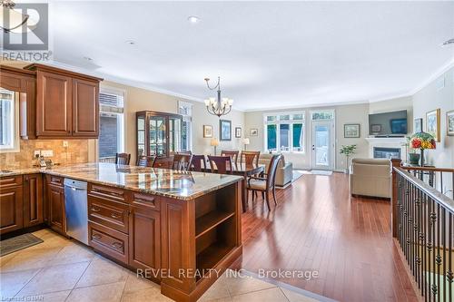 33 Hickory Avenue, Niagara-On-The-Lake, ON - Indoor Photo Showing Kitchen With Upgraded Kitchen