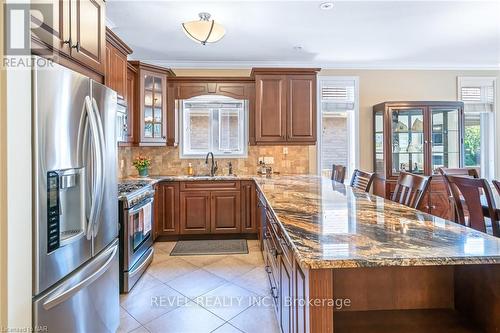 33 Hickory Avenue, Niagara-On-The-Lake, ON - Indoor Photo Showing Kitchen With Upgraded Kitchen