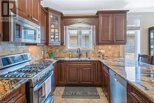 33 Hickory Avenue, Niagara-On-The-Lake, ON - Indoor Photo Showing Kitchen With Upgraded Kitchen