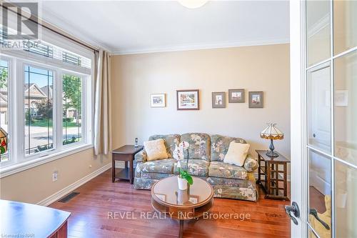 33 Hickory Avenue, Niagara-On-The-Lake, ON - Indoor Photo Showing Living Room