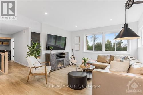 10280 Harvey Road, Merrickville-Wolford, ON - Indoor Photo Showing Living Room