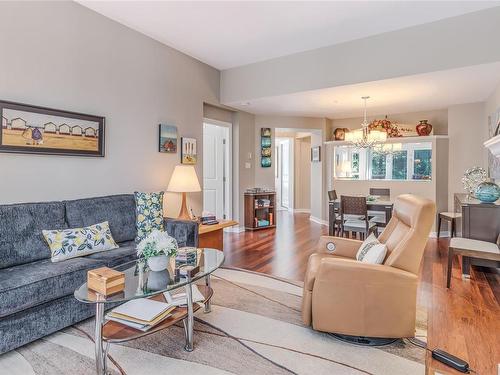 311-5660 Edgewater Lane, Nanaimo, BC - Indoor Photo Showing Living Room