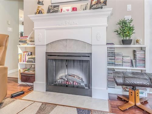 311-5660 Edgewater Lane, Nanaimo, BC - Indoor Photo Showing Living Room With Fireplace