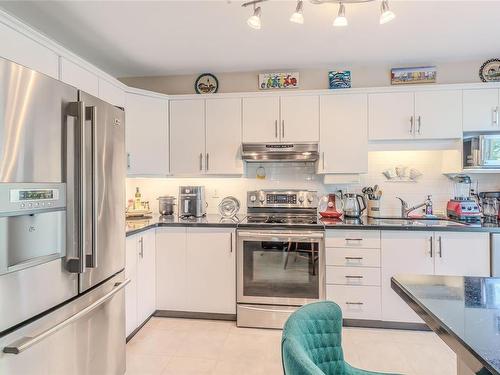 311-5660 Edgewater Lane, Nanaimo, BC - Indoor Photo Showing Kitchen