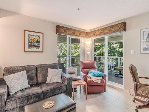 311-5660 Edgewater Lane, Nanaimo, BC - Indoor Photo Showing Living Room