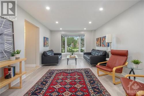 6074 Meadowglen Drive, Ottawa, ON - Indoor Photo Showing Living Room