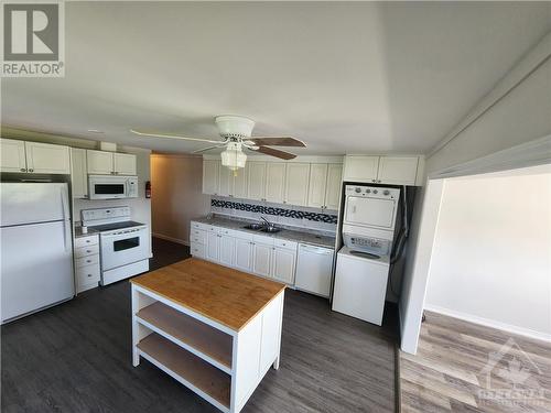 2870 Colonial Road, Ottawa, ON - Indoor Photo Showing Kitchen With Double Sink