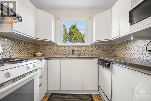 7 Meadowlands Drive, Ottawa, ON - Indoor Photo Showing Kitchen