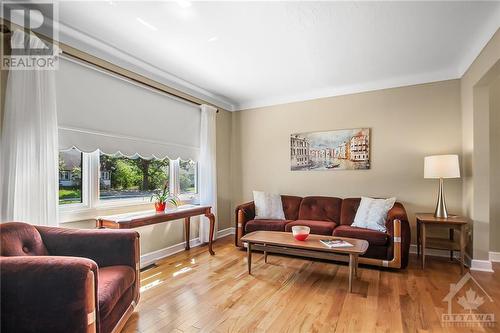 7 Meadowlands Drive, Ottawa, ON - Indoor Photo Showing Living Room