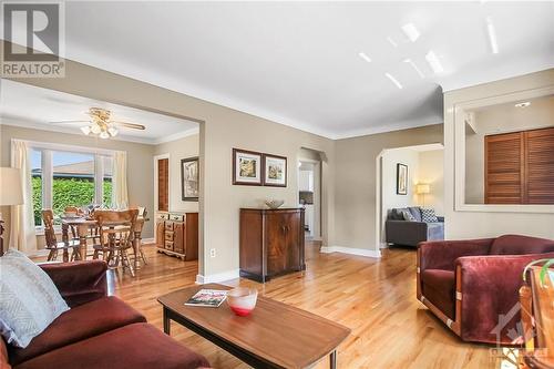 7 Meadowlands Drive, Ottawa, ON - Indoor Photo Showing Living Room