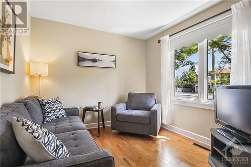 7 Meadowlands Drive, Ottawa, ON - Indoor Photo Showing Living Room