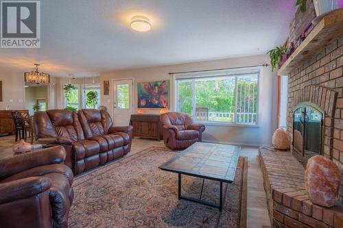 4525 Centre Road, Grand Forks, BC - Indoor Photo Showing Living Room