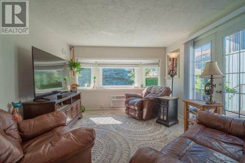 4525 Centre Road, Grand Forks, BC - Indoor Photo Showing Living Room