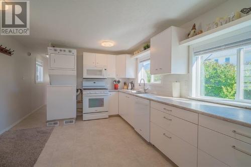 4525 Centre Road, Grand Forks, BC - Indoor Photo Showing Kitchen